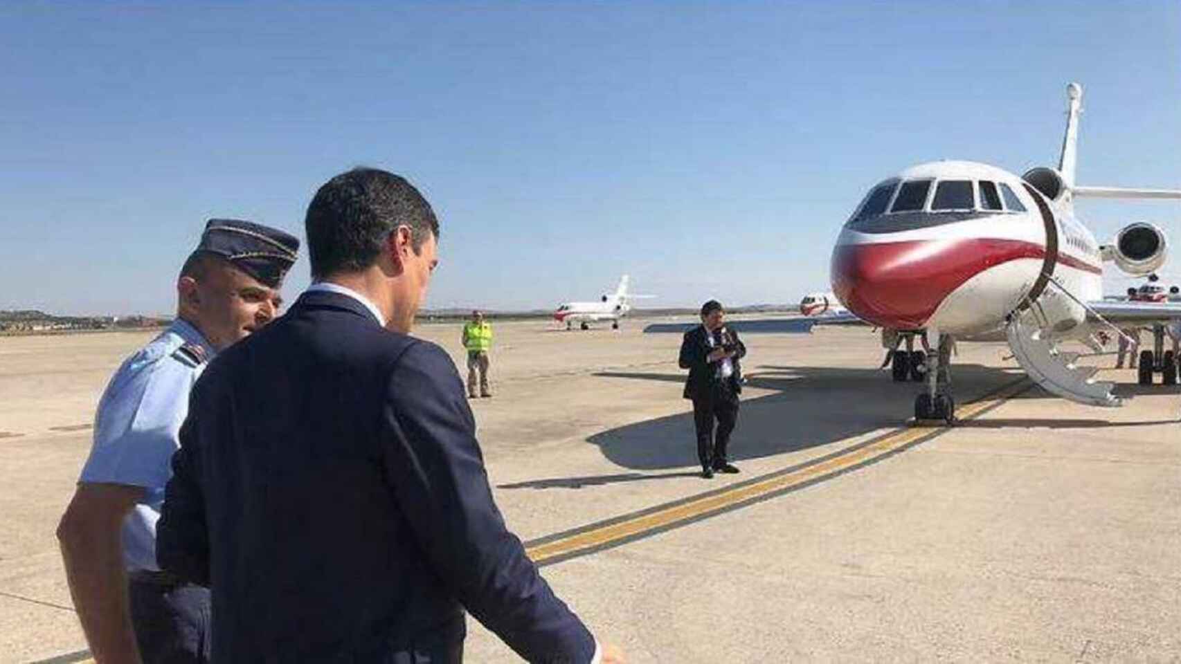 El presidente del Gobierno, Pedro Sánchez, se dirige al Falcon en uno de sus viajes.