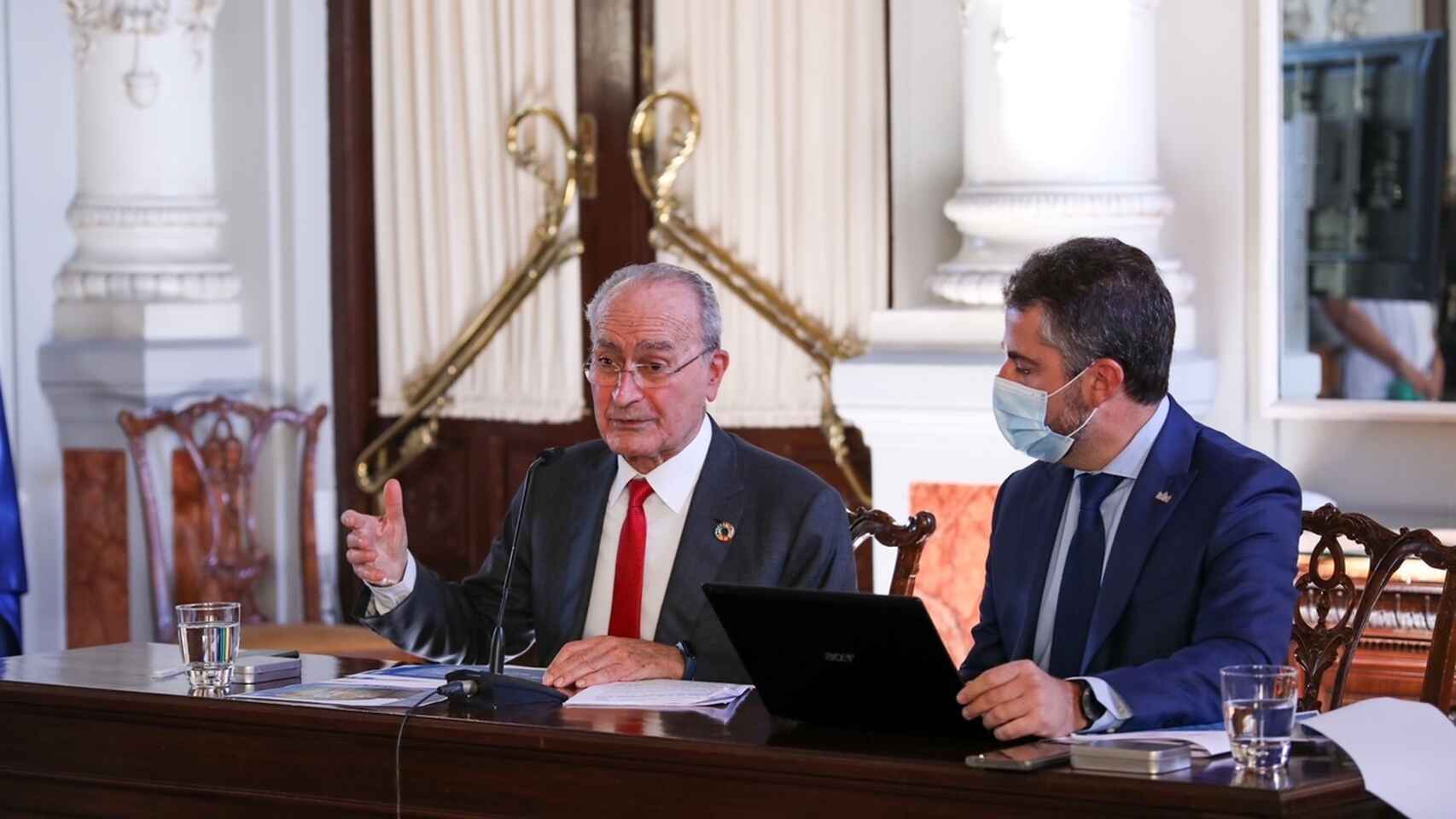 Francisco de la Torre junto a Carlos Conde, en la presentación del Presupuesto de Málaga para 2022.