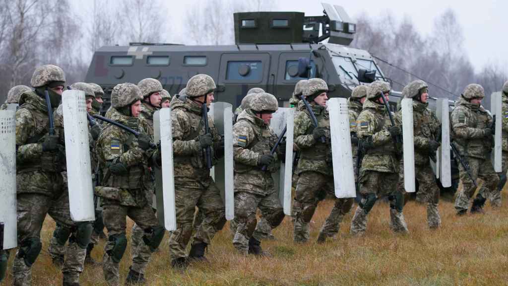 Miembros de la guardia fronteriza ucraniana durante unos entrenamientos en la frontera de Bielorrusia y Polonia.