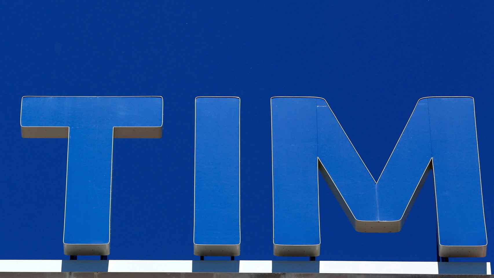 El logo de Telecom Italia (TIM) en un edificio de la compañía en Milán.