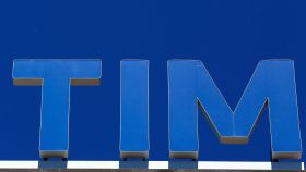 FILE PHOTO: Il logo Telecom Italia (TIM) a Milano
