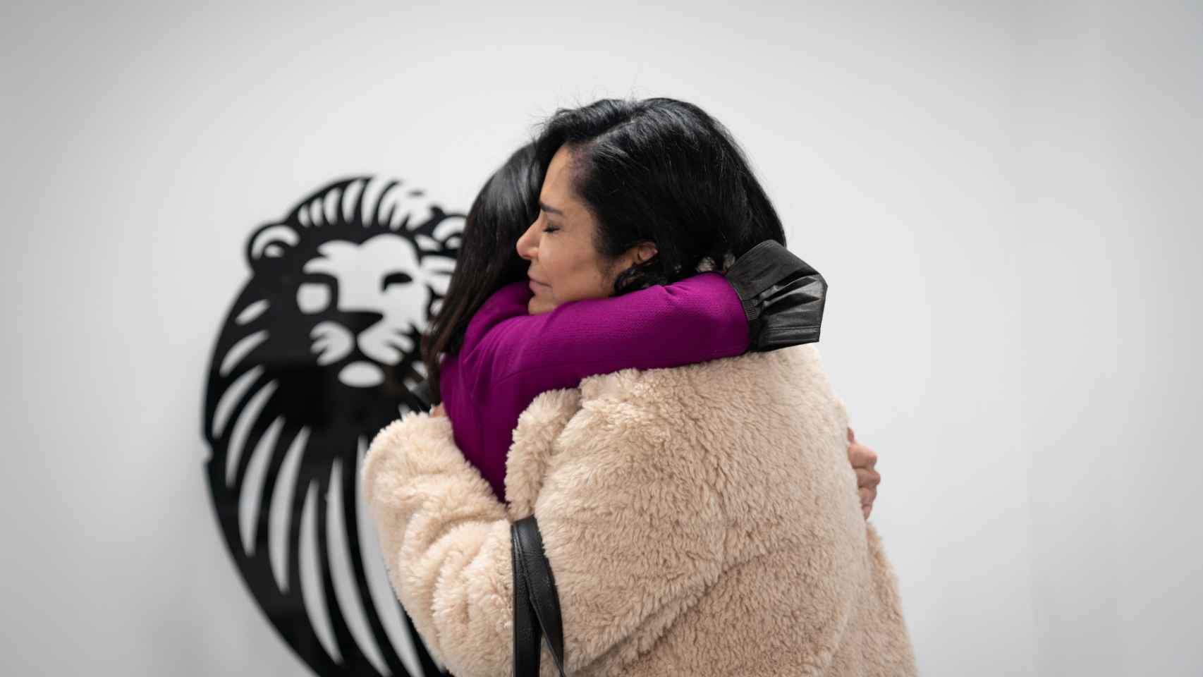 Lydia abraza, emocionada, a su abogada, Cruz Sánchez de Lara, vicepresidenta de EL ESPAÑOL.