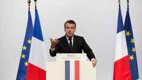 Emmanuel Macron junto a la bandera de Francia y la Unión Europea.