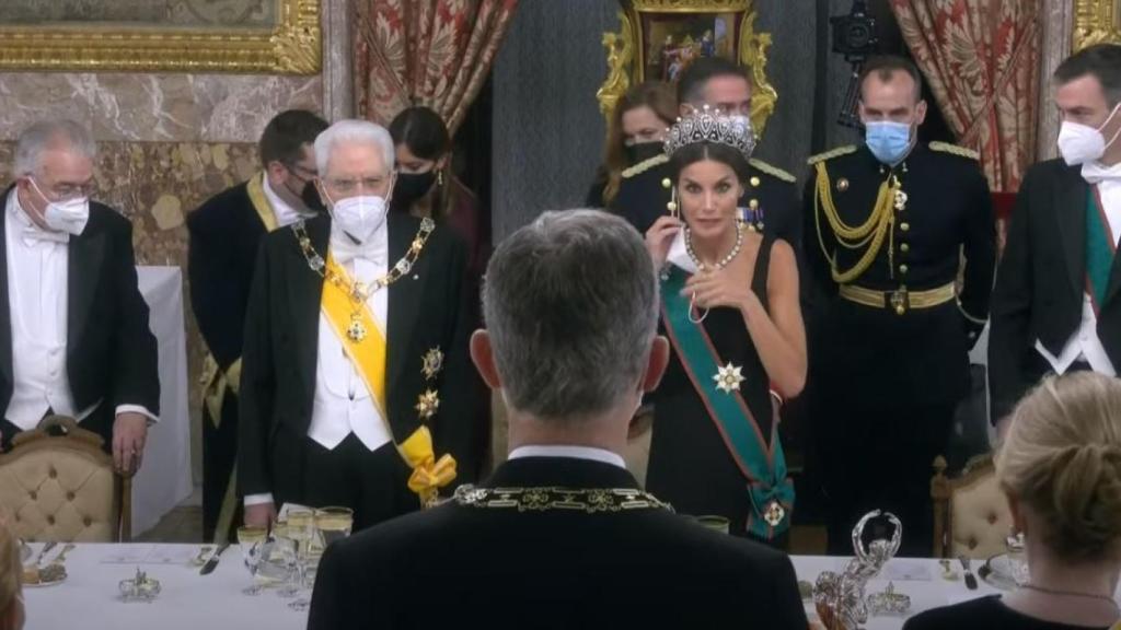 La reina Letizia pregunta al rey Felipe si ya es el momento de despojarse de la mascarilla o espera un poco más.