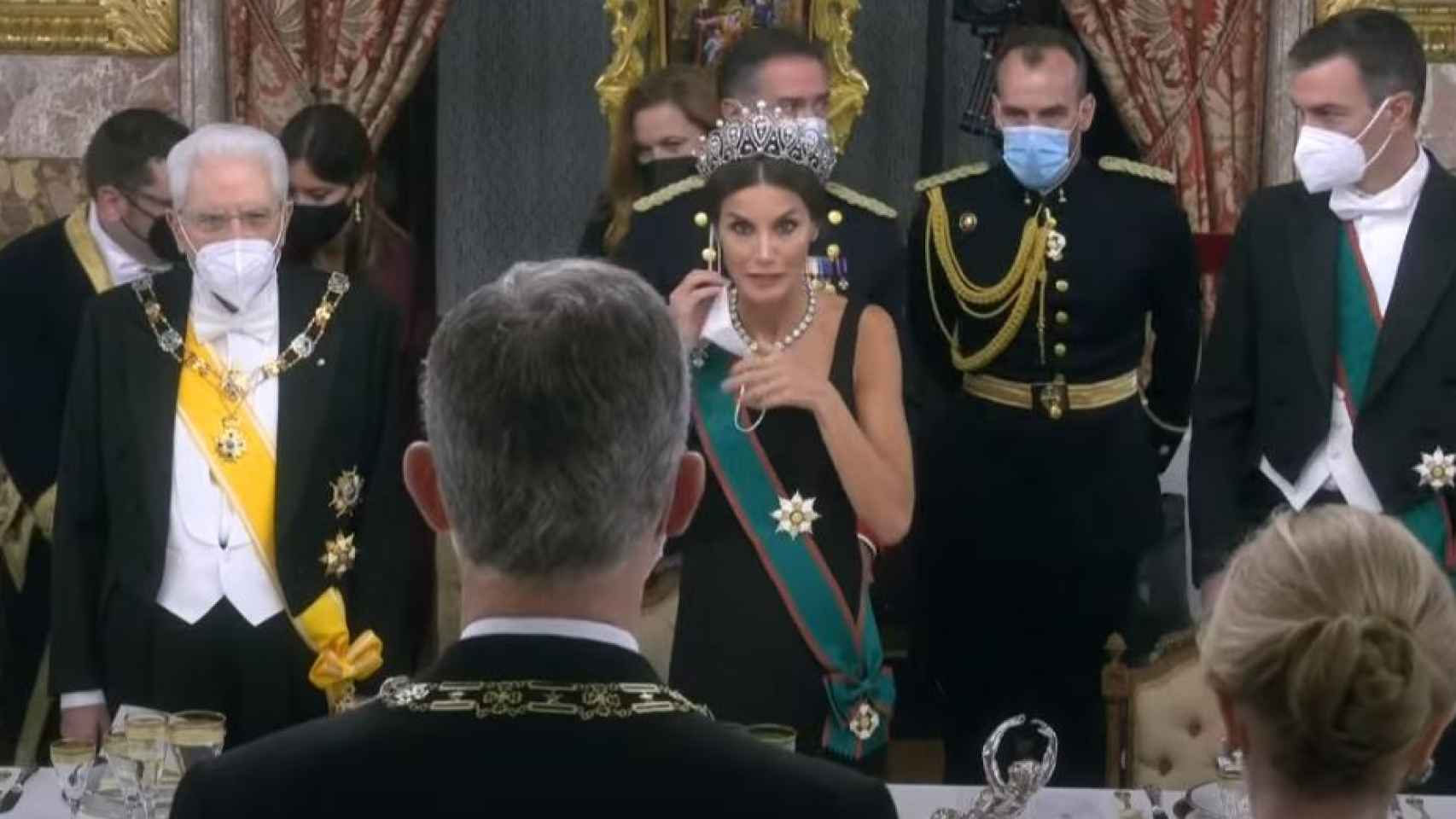 La reina Letizia pregunta al rey Felipe si ya es el momento de despojarse de la mascarilla o espera un poco más.