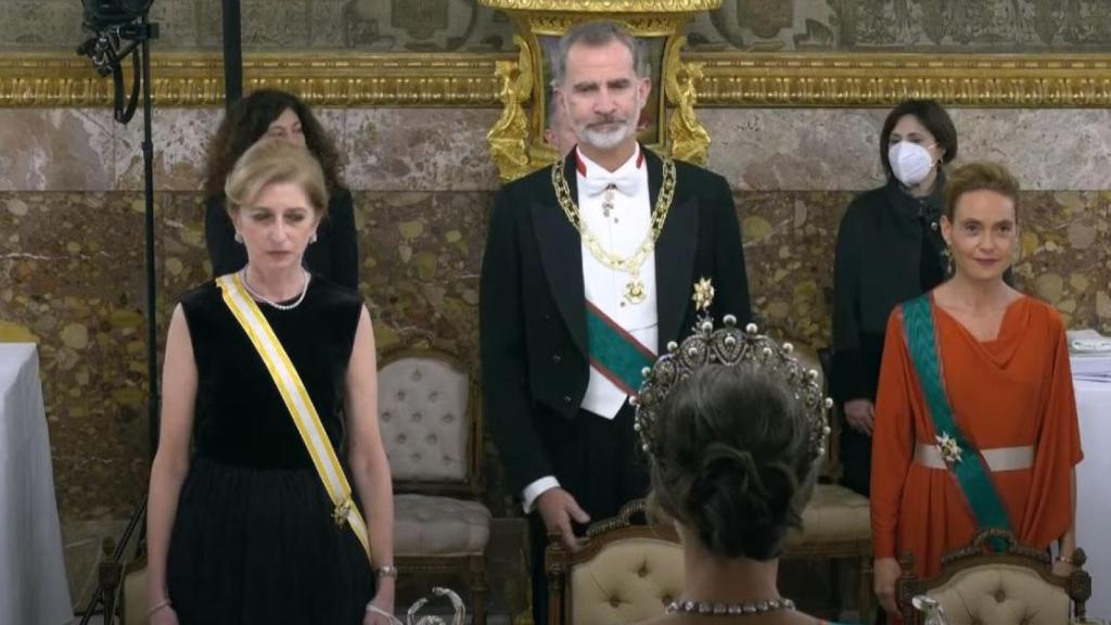 El rey Felipe mira, sorprendido, a la reina Letizia tras ser la primera que se despoja de la mascarilla.