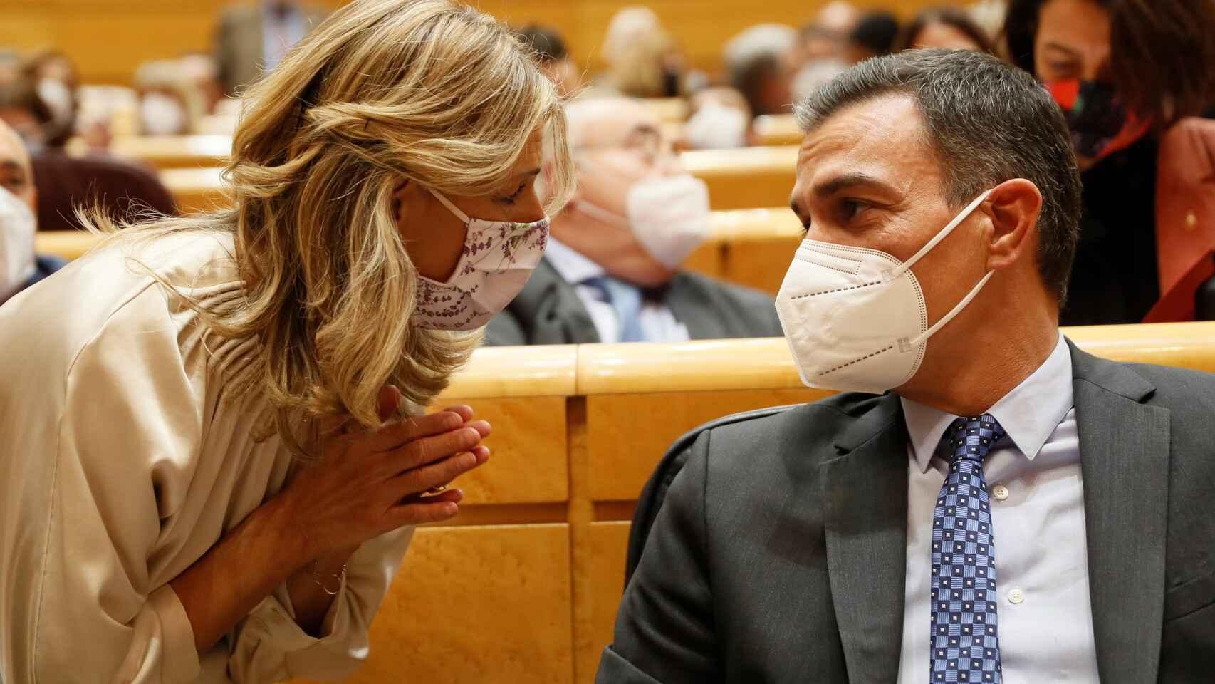 Yolanda Díaz, hablando con Pedro Sánchez.