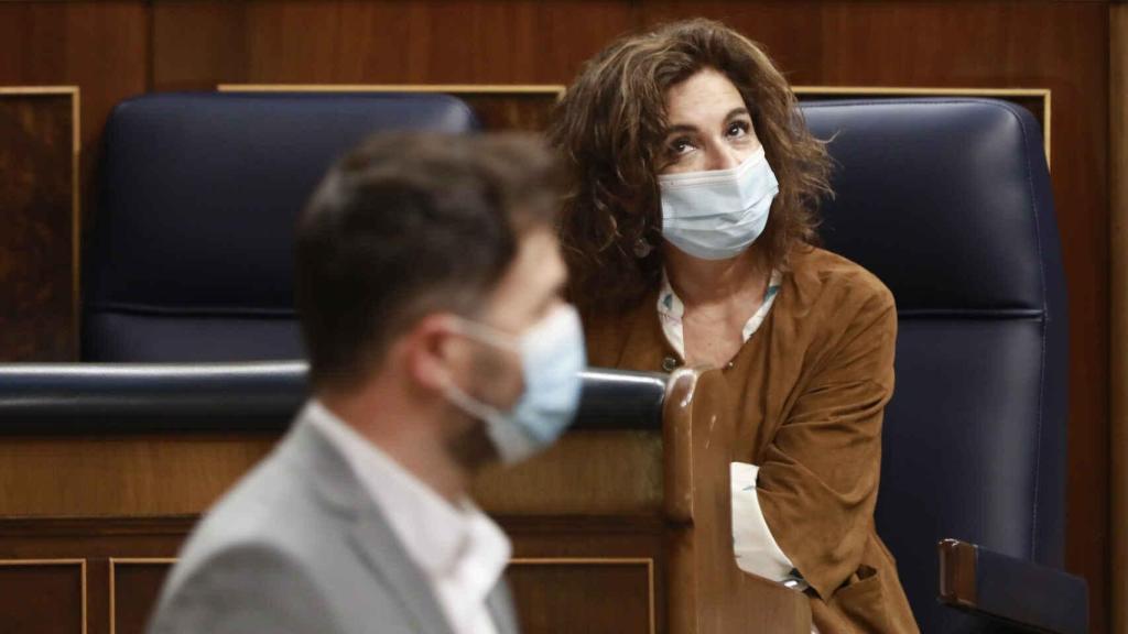 El portavoz de ERC, Gabriel Rufián, y la ministra de Hacienda, María Jesús Montero, en el Congreso de los Diputados.