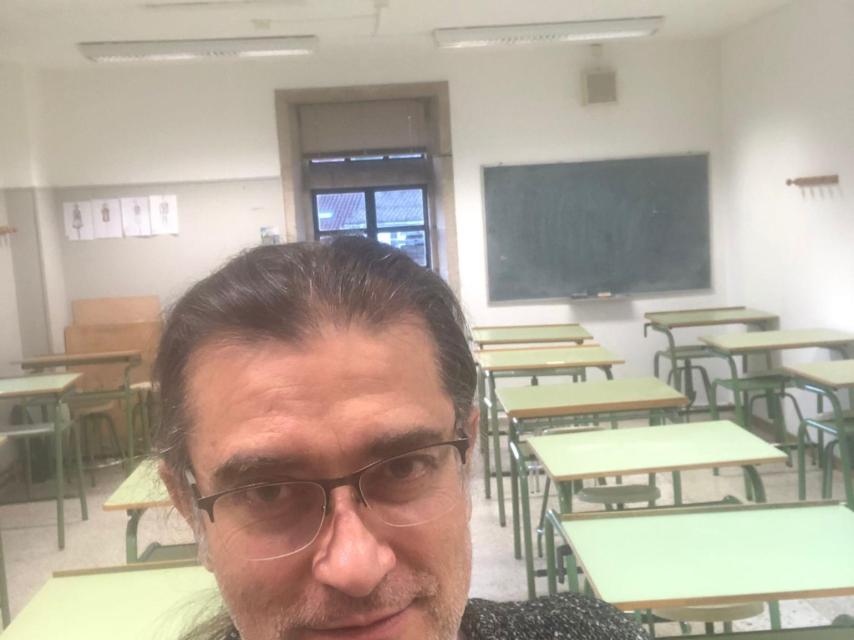 Nilo Arias, en el aula en el que imparte dibujo artístico y color.