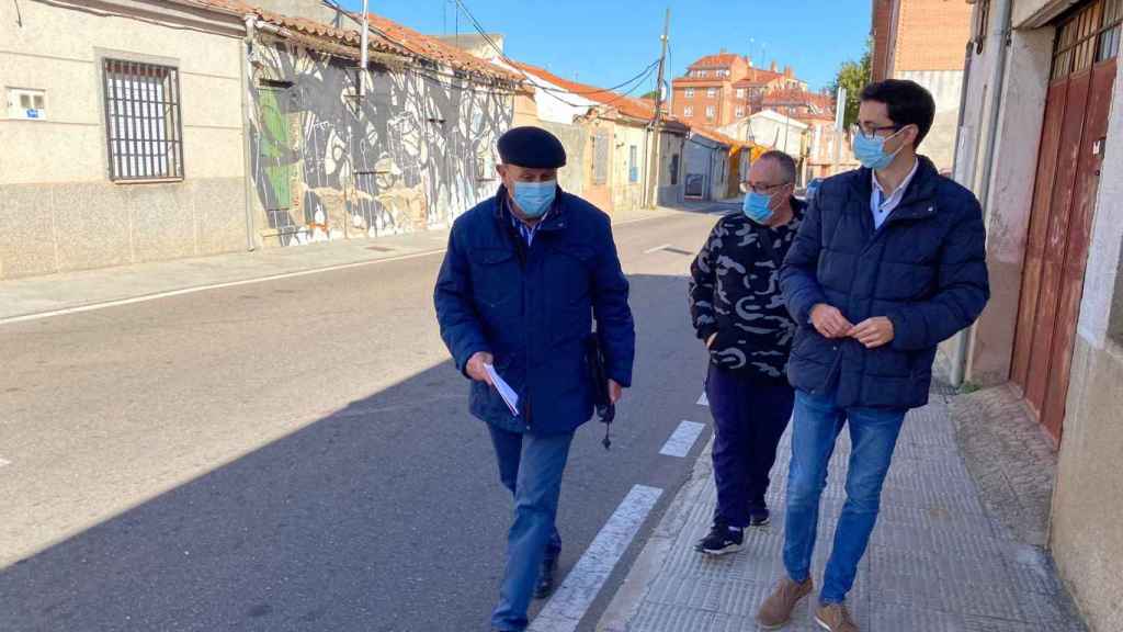 El portavoz municipal socialista José Luis Mateos visita el barrio trastormesino de Chamberí