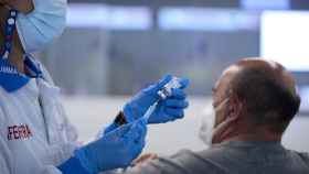 Una enfermera se prepara para administrar una inyección a una persona en el Wanda Metropolitano.