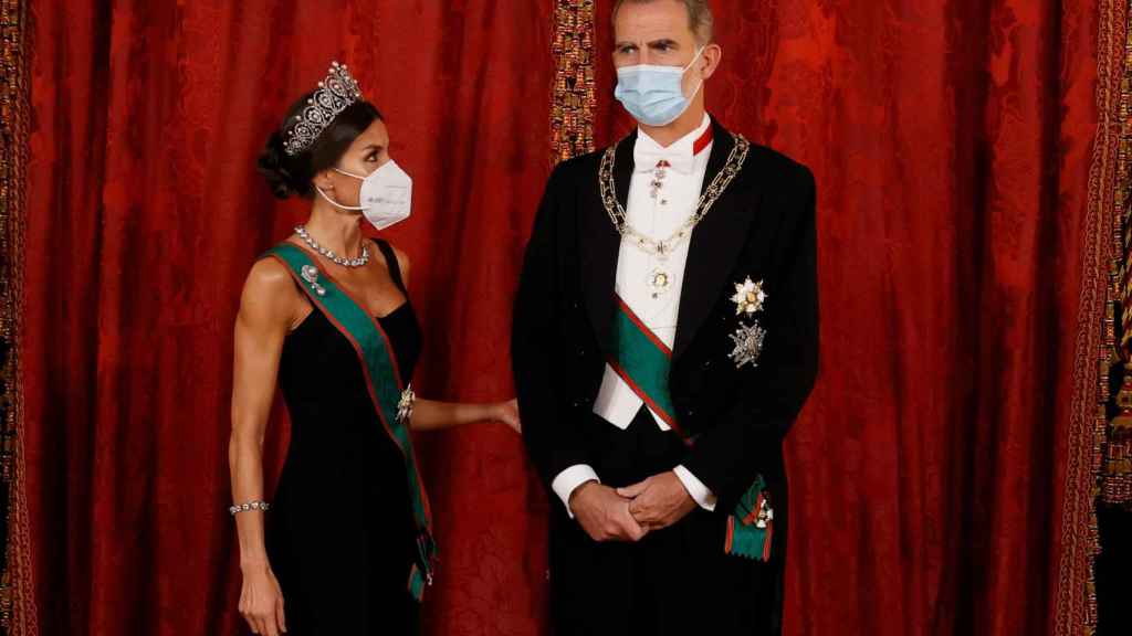 La reina Letizia y el rey Felipe VI en el Palacio Real este martes por la noche.