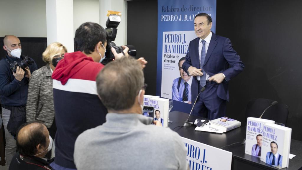 Pedro J. Ramírez, presidente ejecutivo de EL ESPAÑOL, posa ante los fotógrafos en la presentación de su libro 'Palabra de director'.