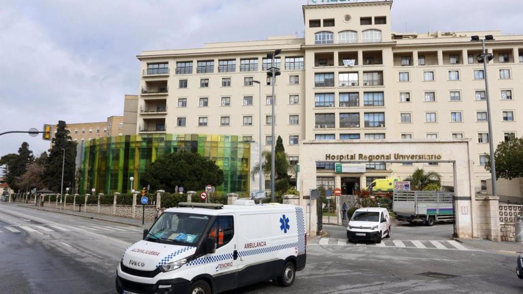 Una ambulancia sale del Hospital Regional de Málaga.