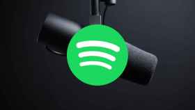 Un micrófono de estudio junto al logo de Spotify.