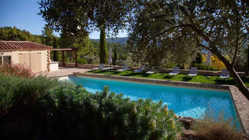 La piscina climatizada exterior del primer hotel cinco estrellas de la provincia de Teruel.