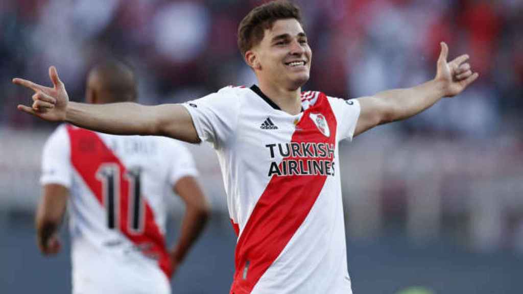 Julián Álvarez celebra un gol con River Plate
