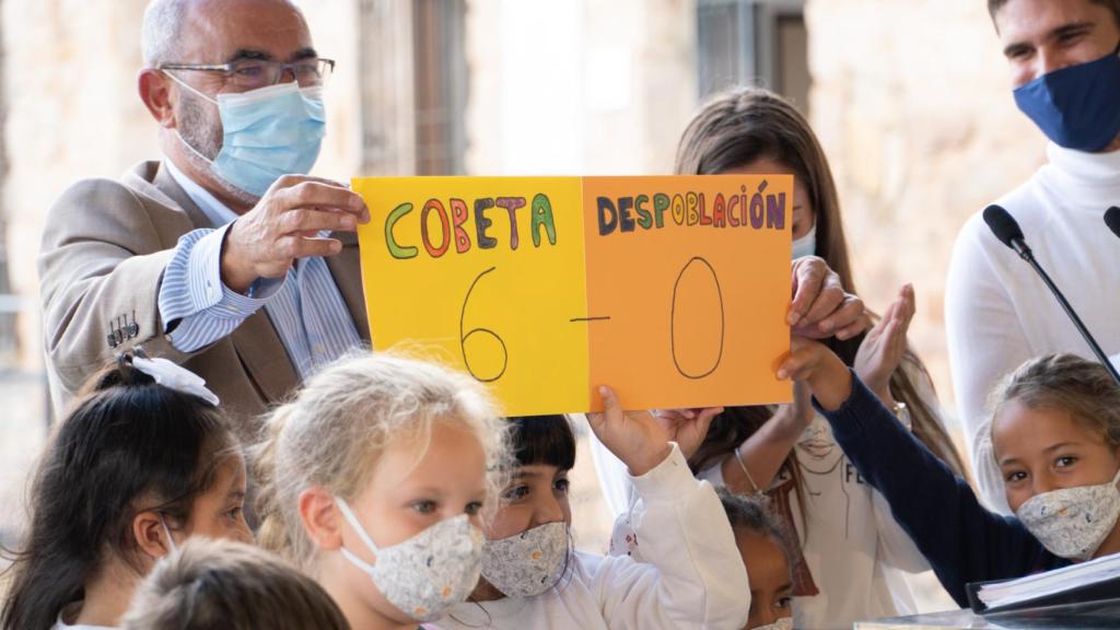 Pedro Luis Hernández, alcalde de Cobeta, el día que reabrió el colegio de la localidad.