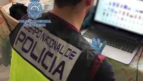 Un agente de la Policía Nacional analiza el contenido digital tras una detención.