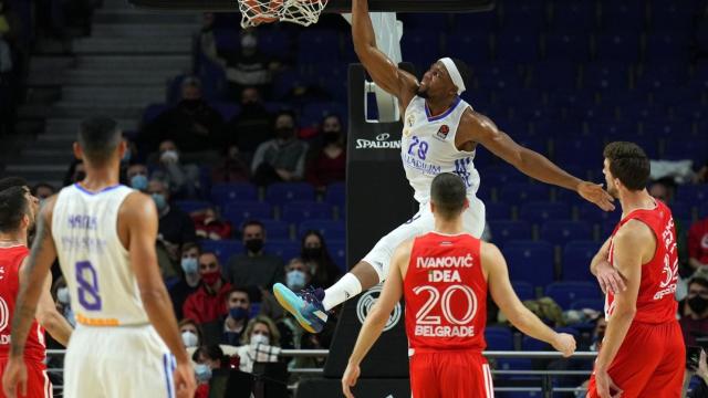 Yabusele realizando un mate en el Real Madrid - Estrella Roja