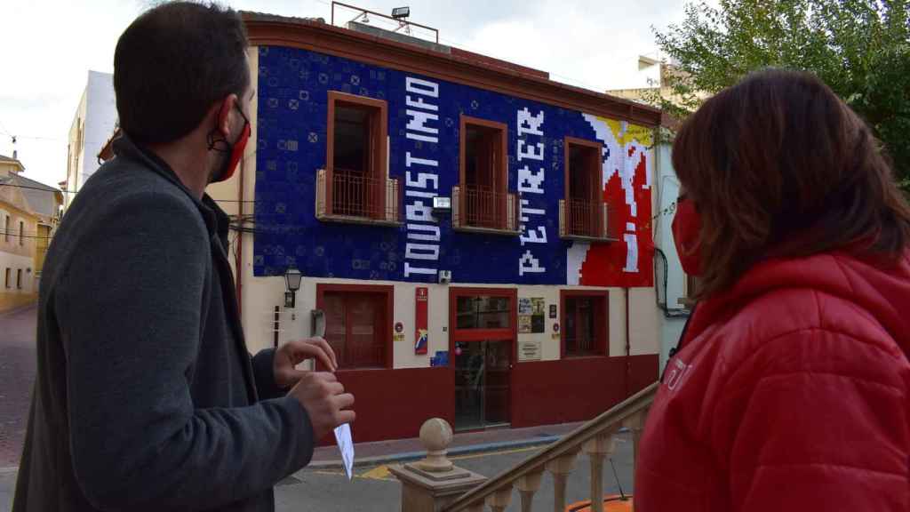 La fachada de la Tourist Info se viste con el ganchillo con más kilómetros de lana de la historia de “Tejiendo Petrer”