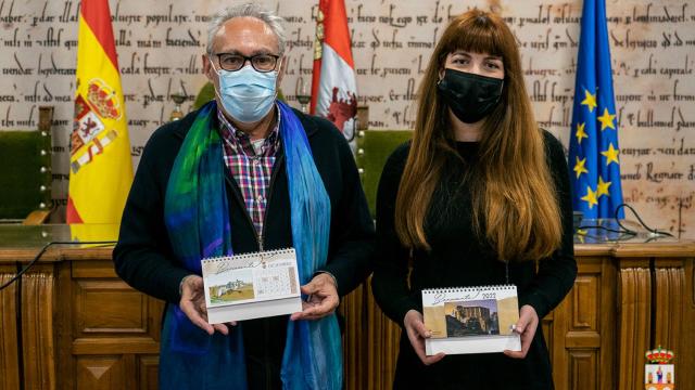 José Mariño, concejal de Turismo del Ayuntamiento de Benavente, y Yolanda Gutiérrez, diseñadora