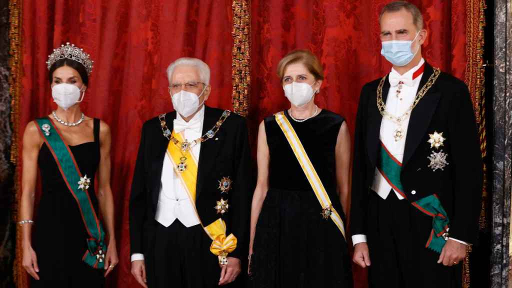 Los Reyes de España junto al presidente de Italia y su hija.