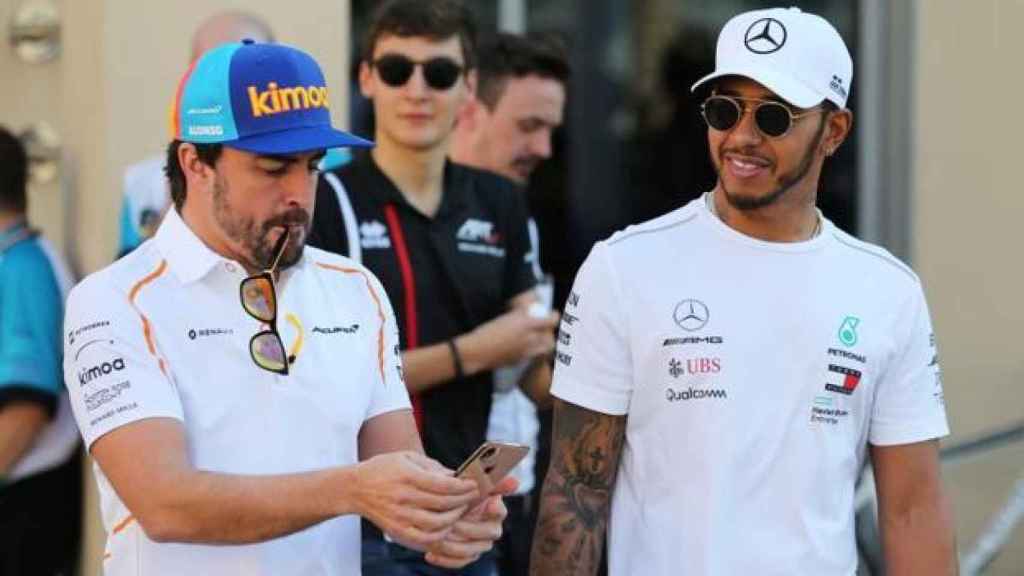 Fernando Alonso y Lewis Hamilton, en el paddock de F1