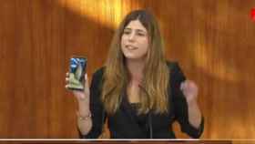 La diputada de Más Madrid, Loreto Arenillas, muestra una fotopolla desde el atril de la Asamblea de Madrid.