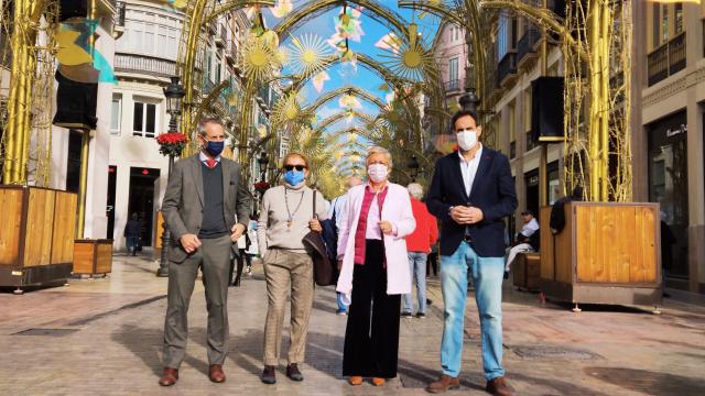 Teresa Porras, concejala de Fiestas de Málaga, junto a varios representantes empresariales, en la calle Larios.