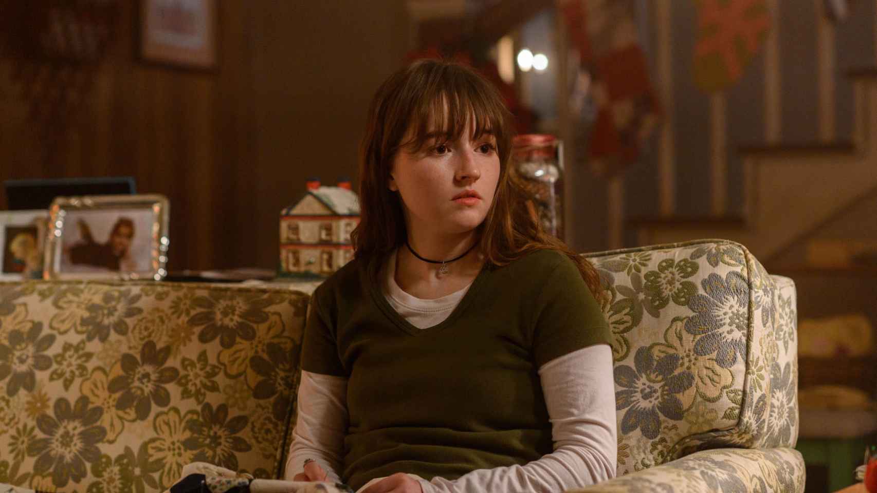 Kaitlyn Dever es Betsy en la serie, una joven a quien le recetan la droga después de un accidente.