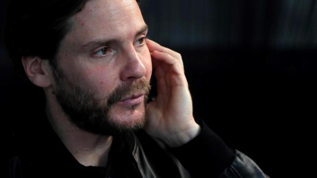 Daniel Brühl presenta 'La puerta de al lado', su primer trabajo como director.