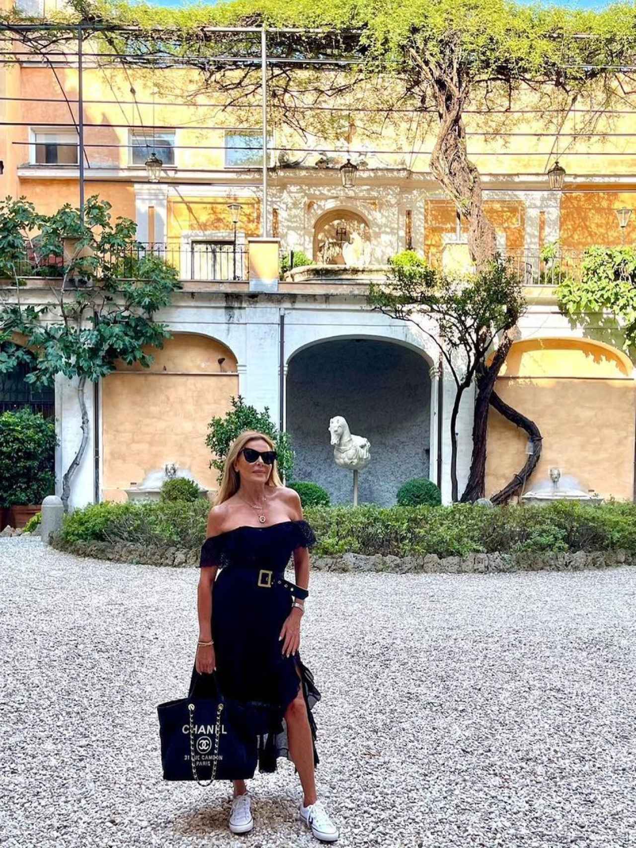 Ana Obregón frente al palacio de la familia de Alessandro Lequio en Roma.