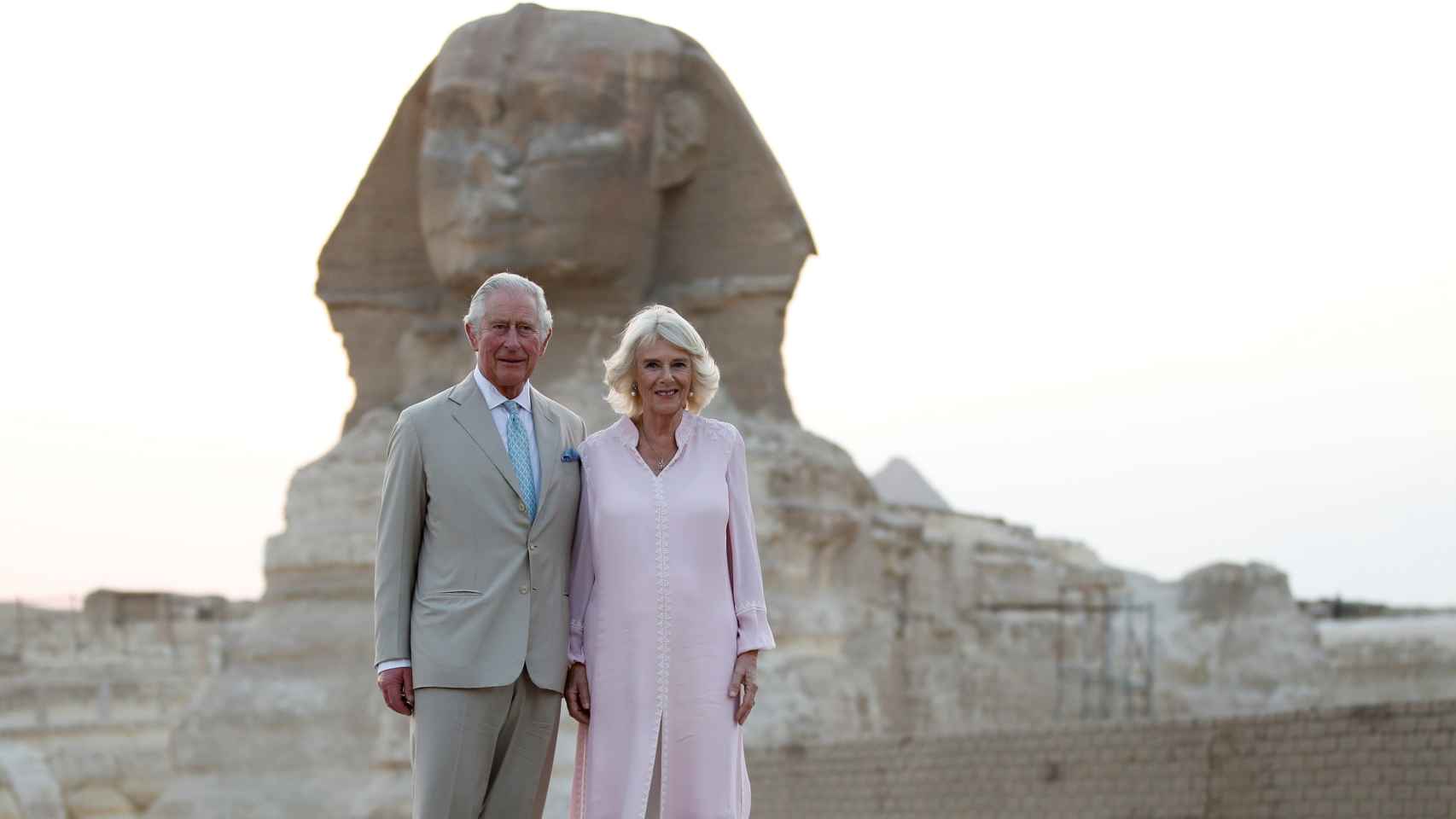 Los duques de Cornualles ante la esfinge de Giza en Egipto.