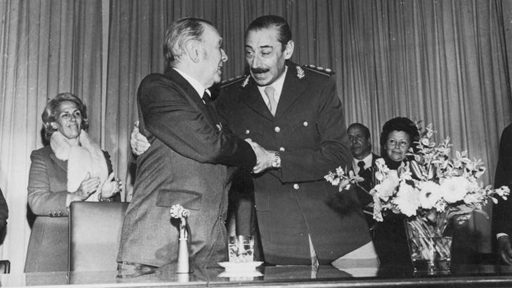 Jorge Luís Borge y el general Videla.