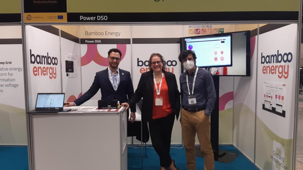 Alex Gomar, Cristina Corchero y Manel Sanmarti en su expositor en TBB 2021 en Berlín durante el evento de EIT InnoEnergy celebrado este noviembre.