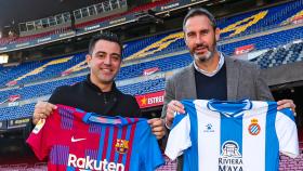 Xavi Hernández posa junto a Vicente Moreno, entrenador del Espanyol