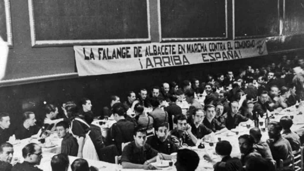 Cena de falangistas en el Hogar José Antonio el 28 de junio de 1941. Carlos Belmonte y Joaquín Escrivá fueron dos de los asistentes.