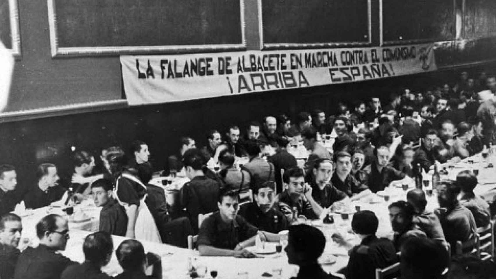 Cena de falangistas en el Hogar José Antonio el 28 de junio de 1941. Carlos Belmonte y Joaquín Escrivá fueron dos de los asistentes.