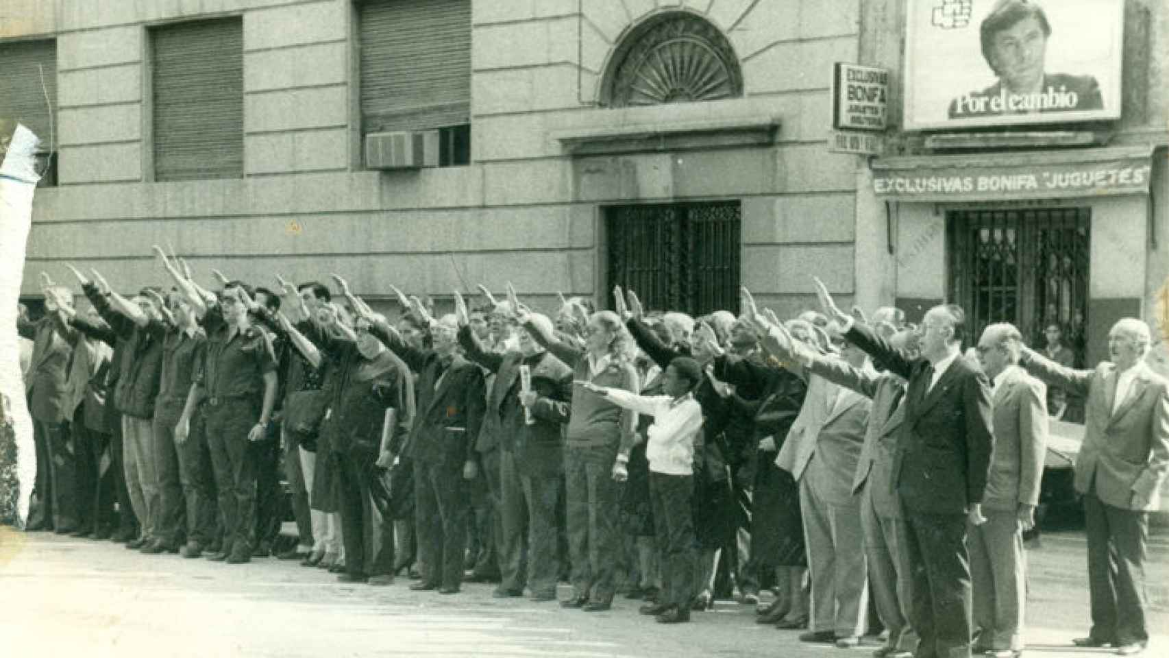 Falangistas rinden homenaje a los caídos en la Plaza de la División Azul de Albacete (1982).