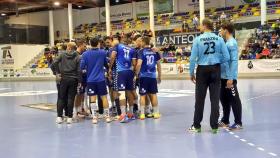 Jugadores de Balonmano Benidorm durante un tiempo muerto.