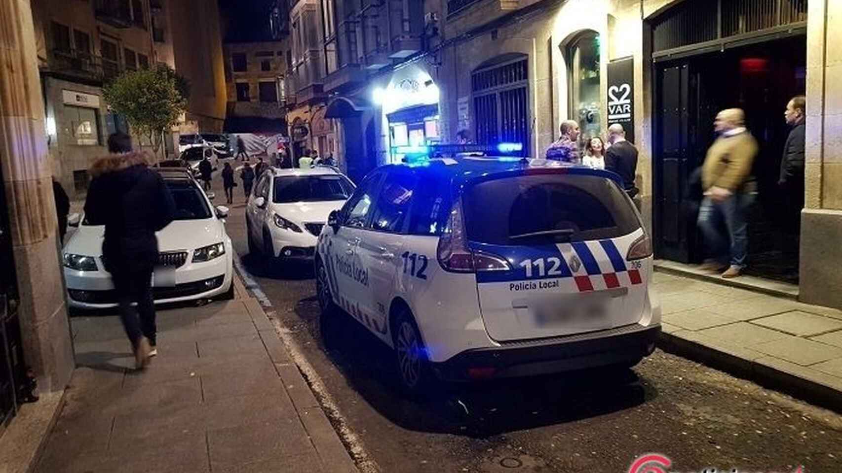 Imagen de un vehículo de la Policía Local patrullando por las calles de Salamanca