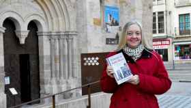 Jessica Knauss posa con su libro frente a la iglesia de Santiago del Burgo