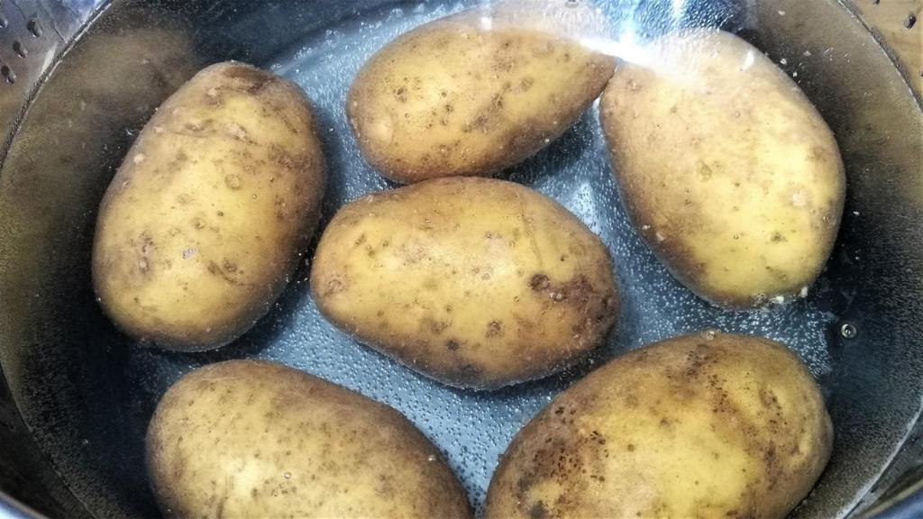 Antídoto erección Puno El ingenioso truco para pelar las patatas en tres segundos de reloj sin  esfuerzo