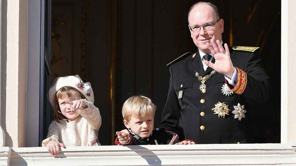 El príncipe Alberto y sus hijos, Jacques y Gabriella, en el Día Nacional de Mónaco.
