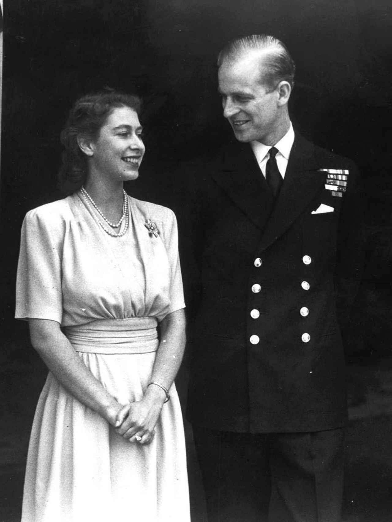 Isabel II y el duque de Edimburgo meses antes de celebrar su boda.