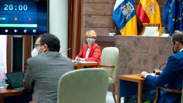 La consejera Elena Máñez, durante la Comisión de Presupuestos de Canarias.