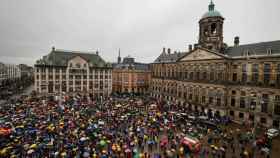 Protestas en Ámsterdam por las restricciones antiCovid.