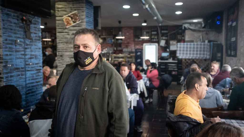 Carlos Moreno, propietario del restaurante El Bocata, en Parla, dentro de su local, que está lleno.