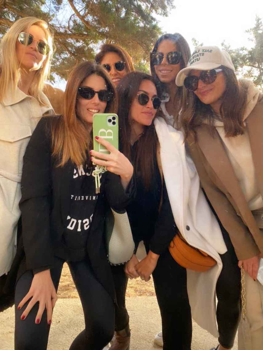 Lidia Bedman (con el móvil), junto a algunas de las amigas con las que se ha reunido en Ibiza.